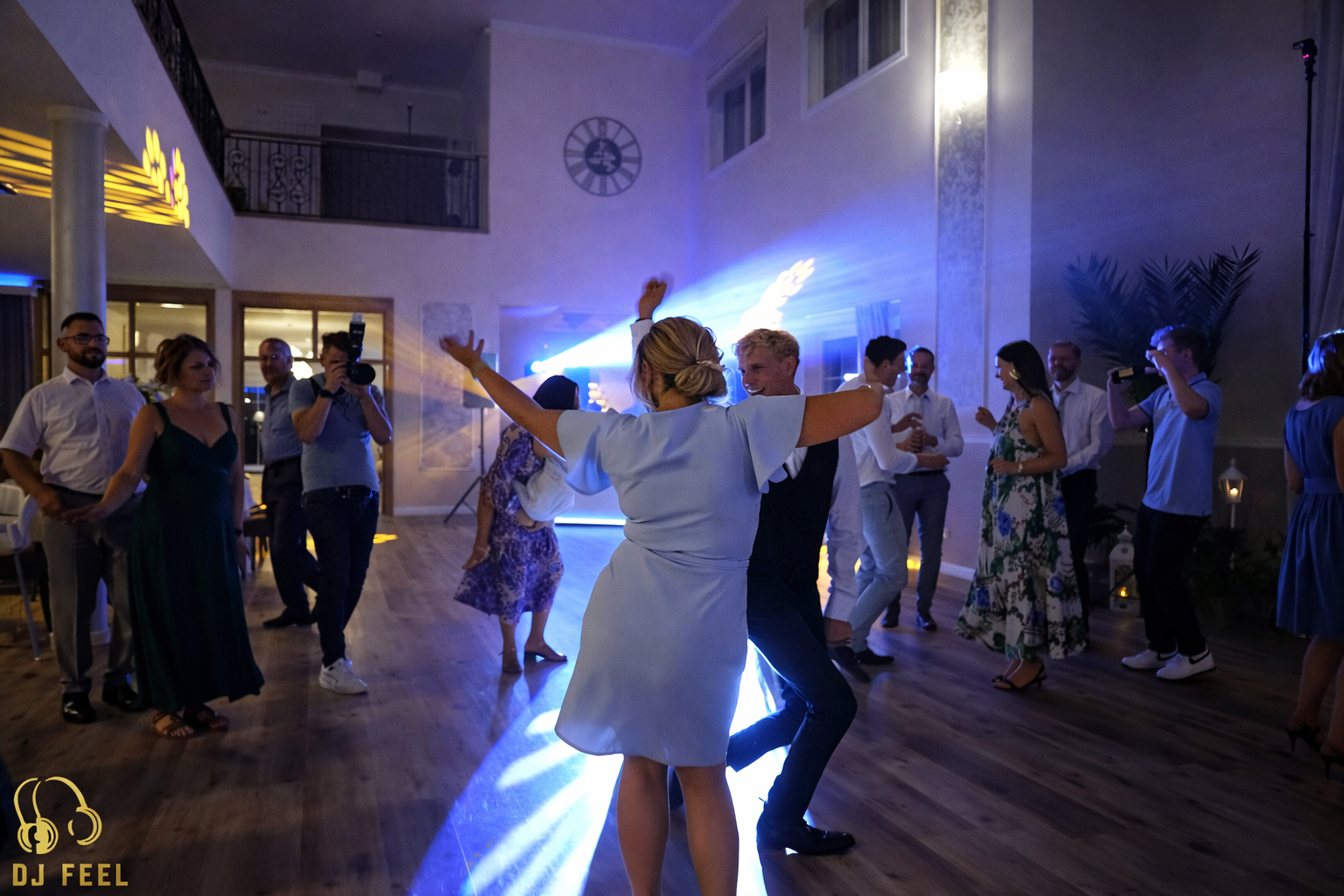 Parkiet pełen ludzi bawiących się na imprezie